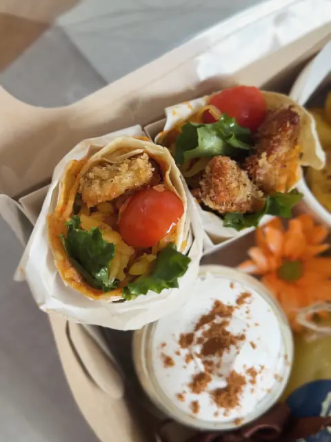 Mini wraps de pollo dentro de una caja de regalo