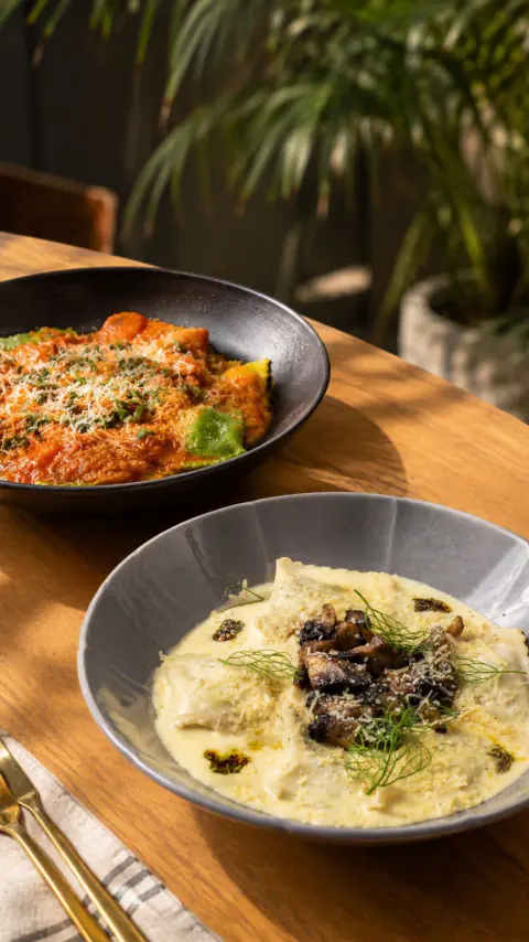 Raviolis del especial de septiembre servidos en la mesa