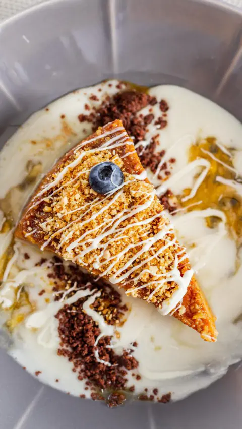 Porción de torta de zanahoria con crema y crocante
