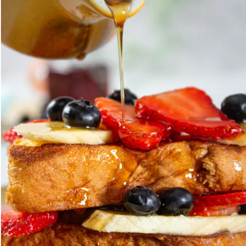 Tostadas francesas con fresas, arándanos y sirope